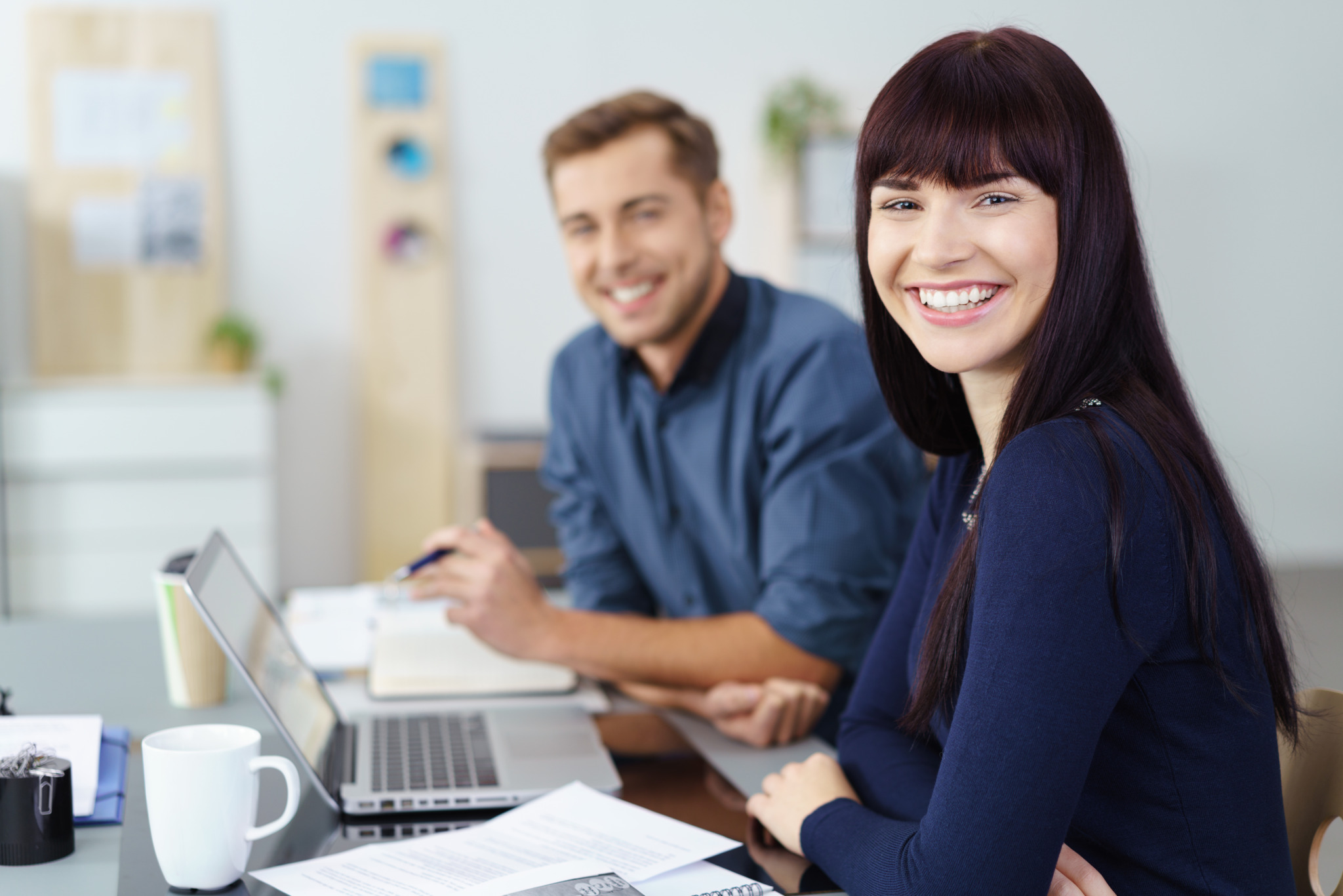 motivierte junge leute arbeiten am schreibtisch zusammen