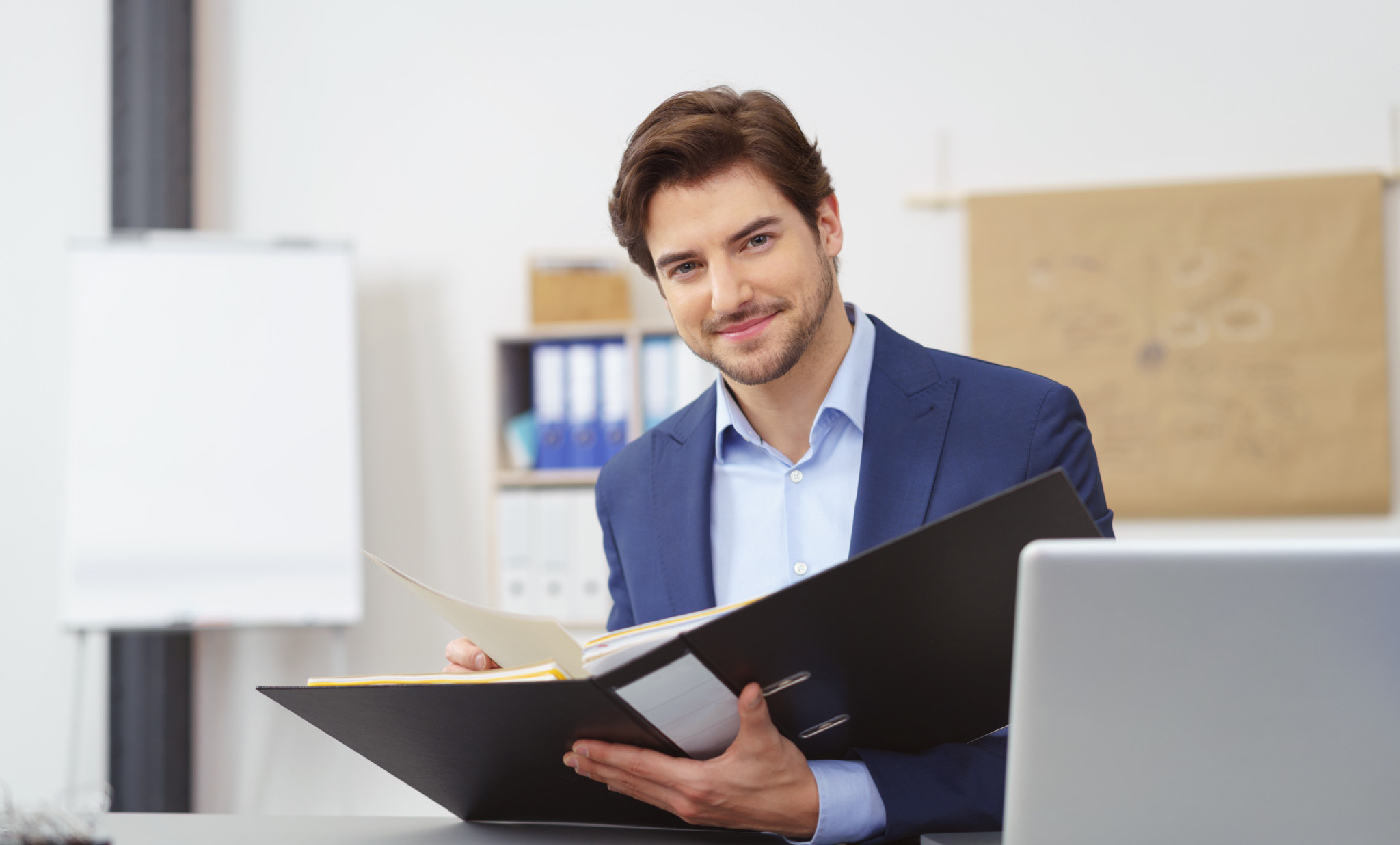 seriöser geschäftsmann arbeitet im büro und schaut in unterlagen