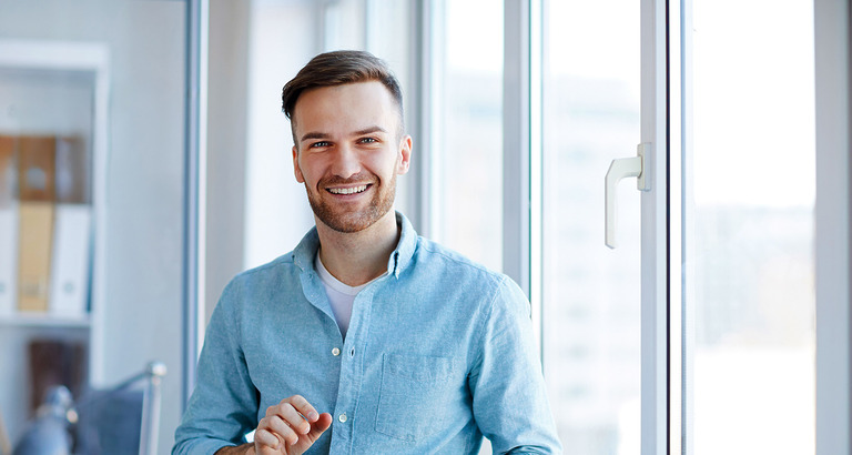 Porträt eines jungen Mannes, der mit einem Tablet arbeitet